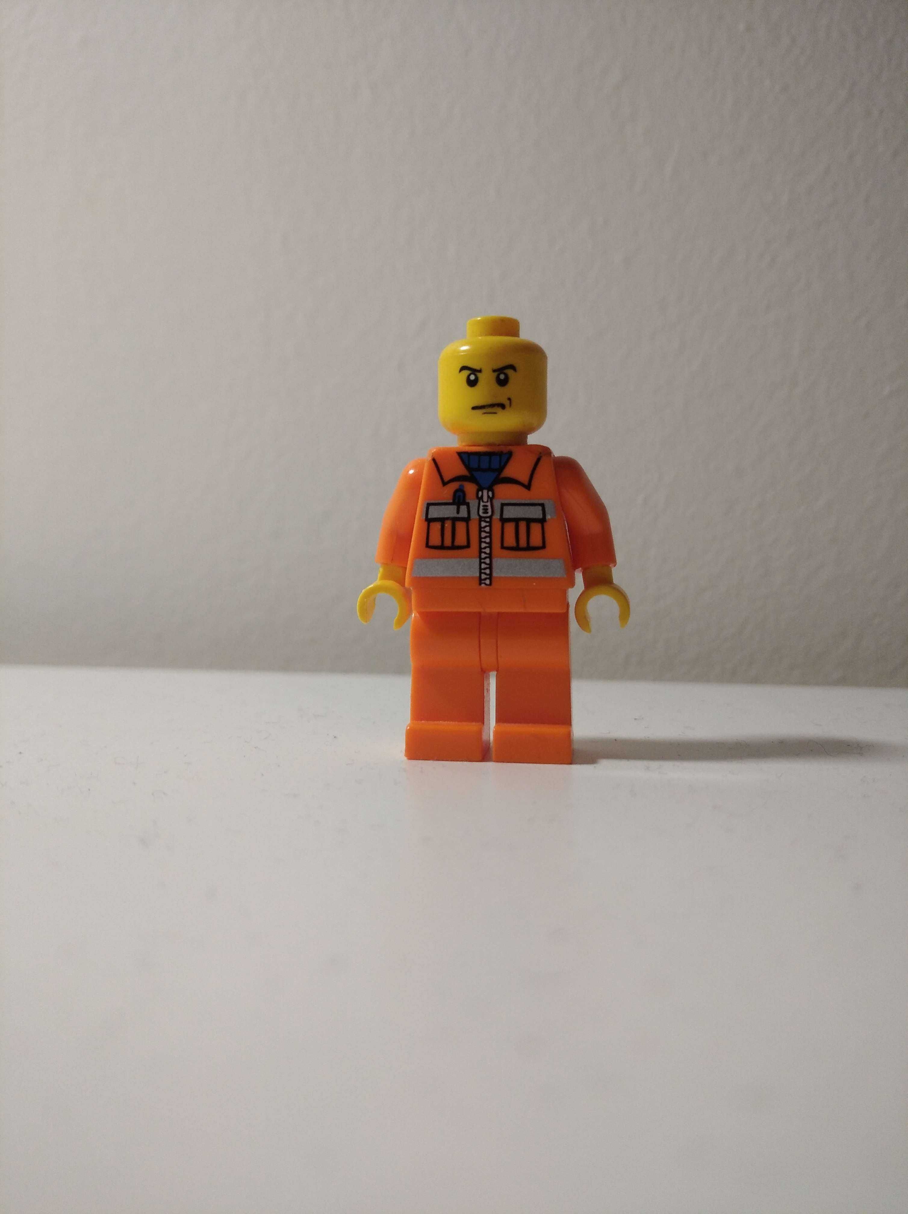 Ludzik Lego pomarańczowy pracownik budowlany