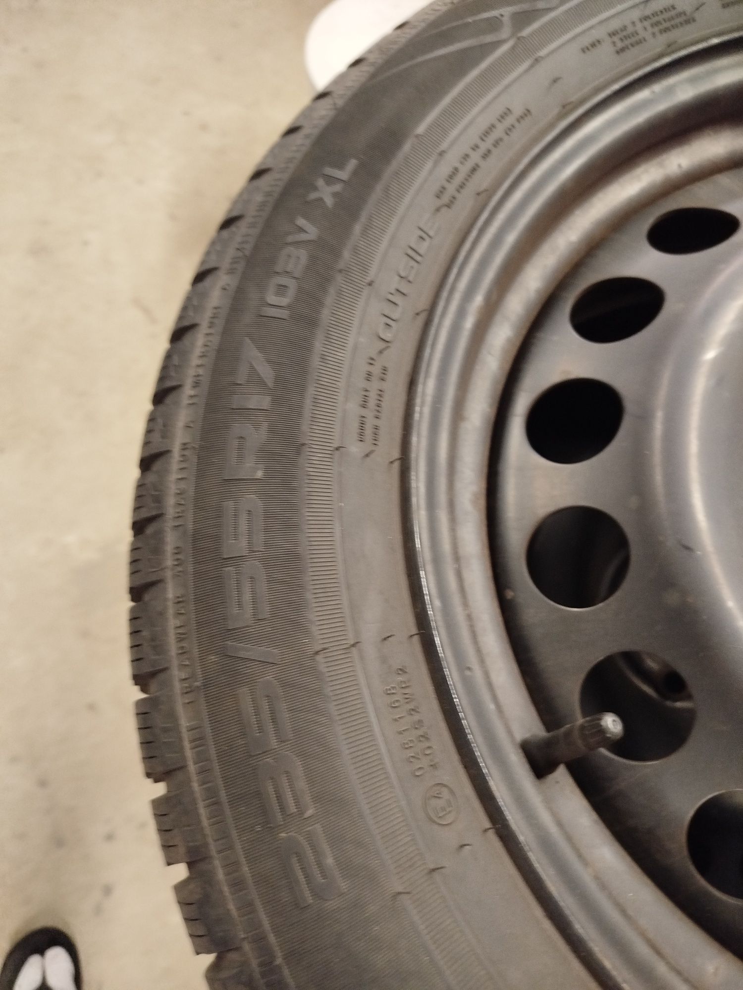 Ford Kuga felgi stalowe 17 cali 5x108 z oponami zima 235/55/17 nokian