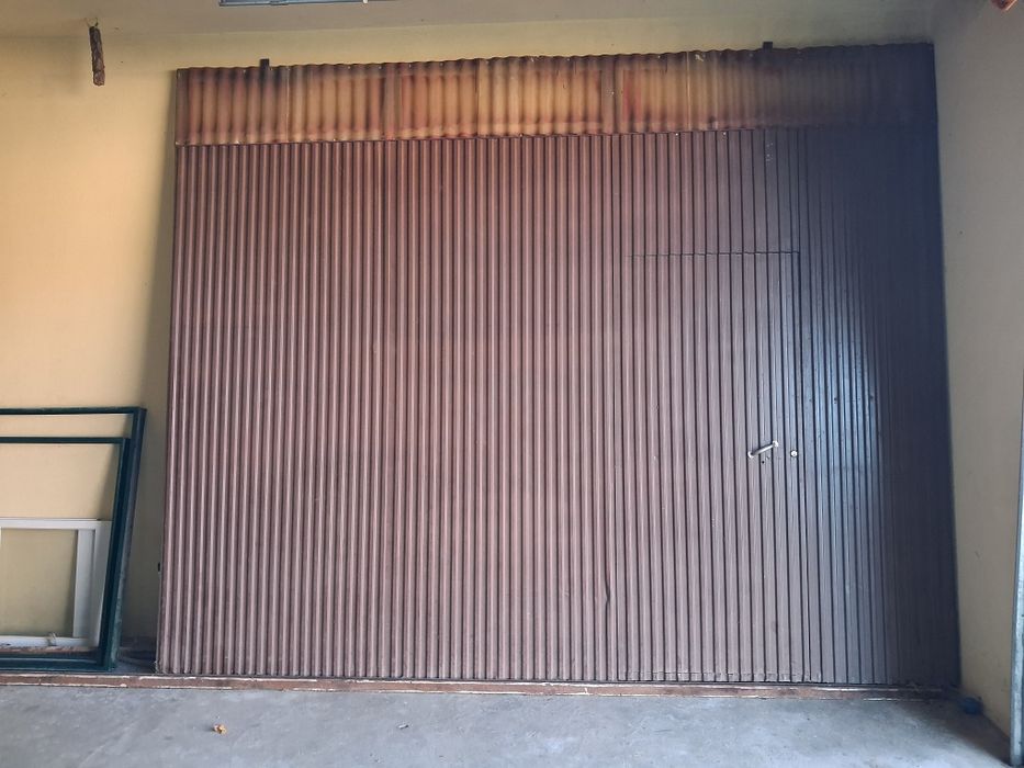 Portão grande em ferro