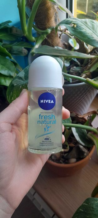 Nivea Fresh Natural antyperspirant roll-on dla kobiet 50 ml
