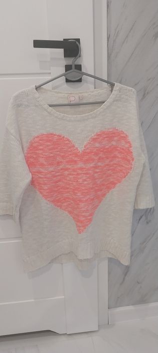 Sweter r. 42 kremowy z sercem