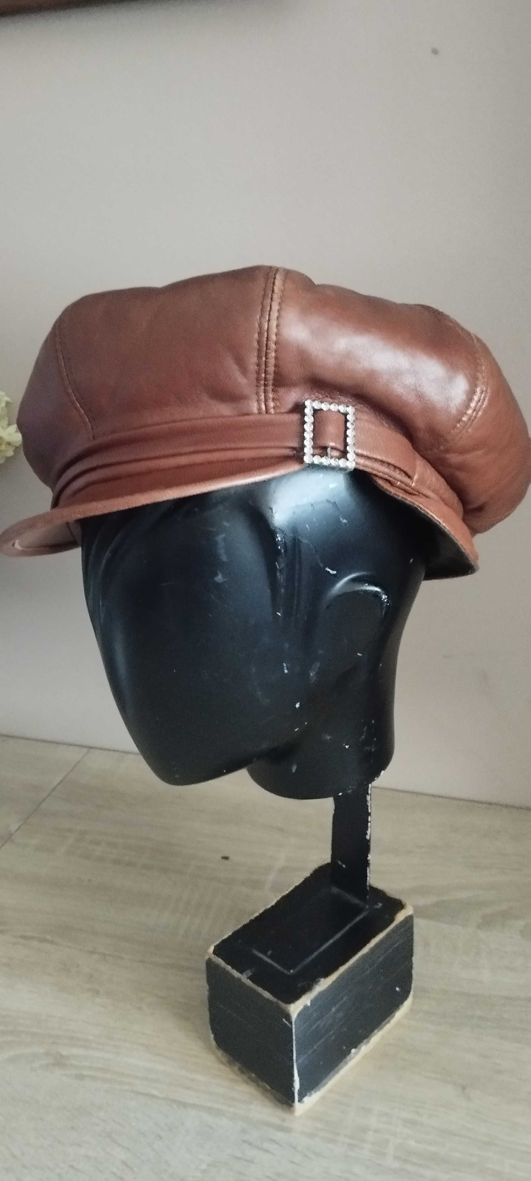 Czapka damska że skóry naturalnej w kolorze brązowym