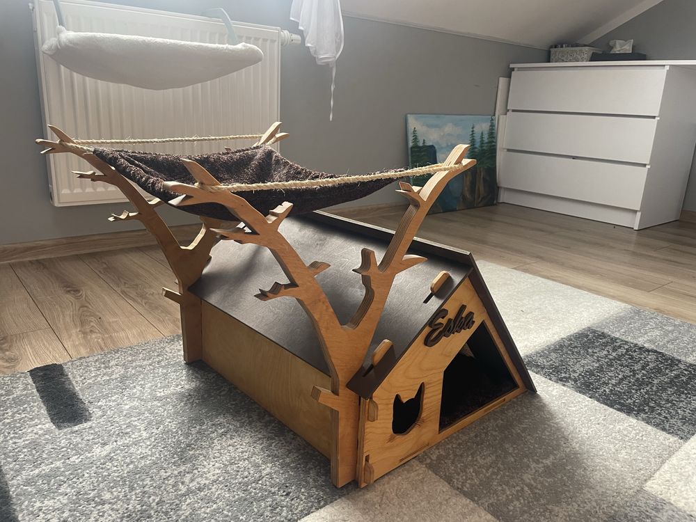 Domek drapak dla kota z hamakiem