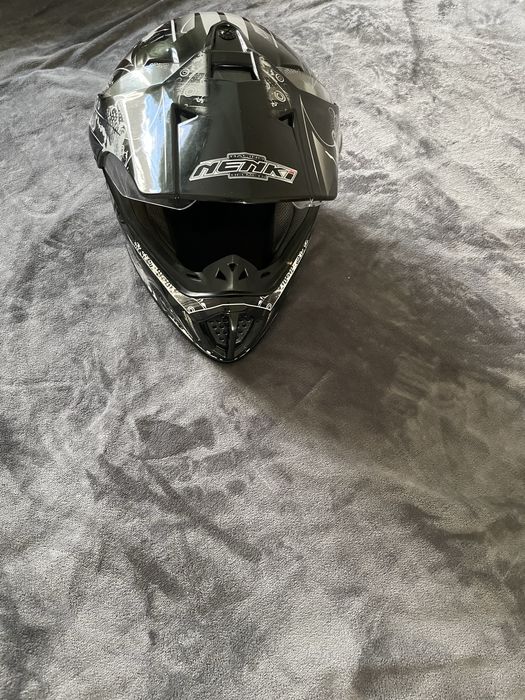 Продається шолом кросовий білого кольору,надівався пару разів,ідеал