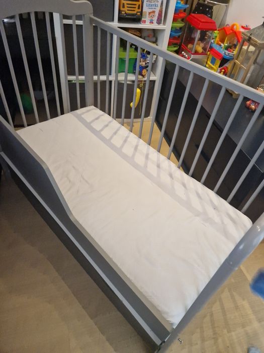Łóżeczko dziecięce szare z szuflada i materacem