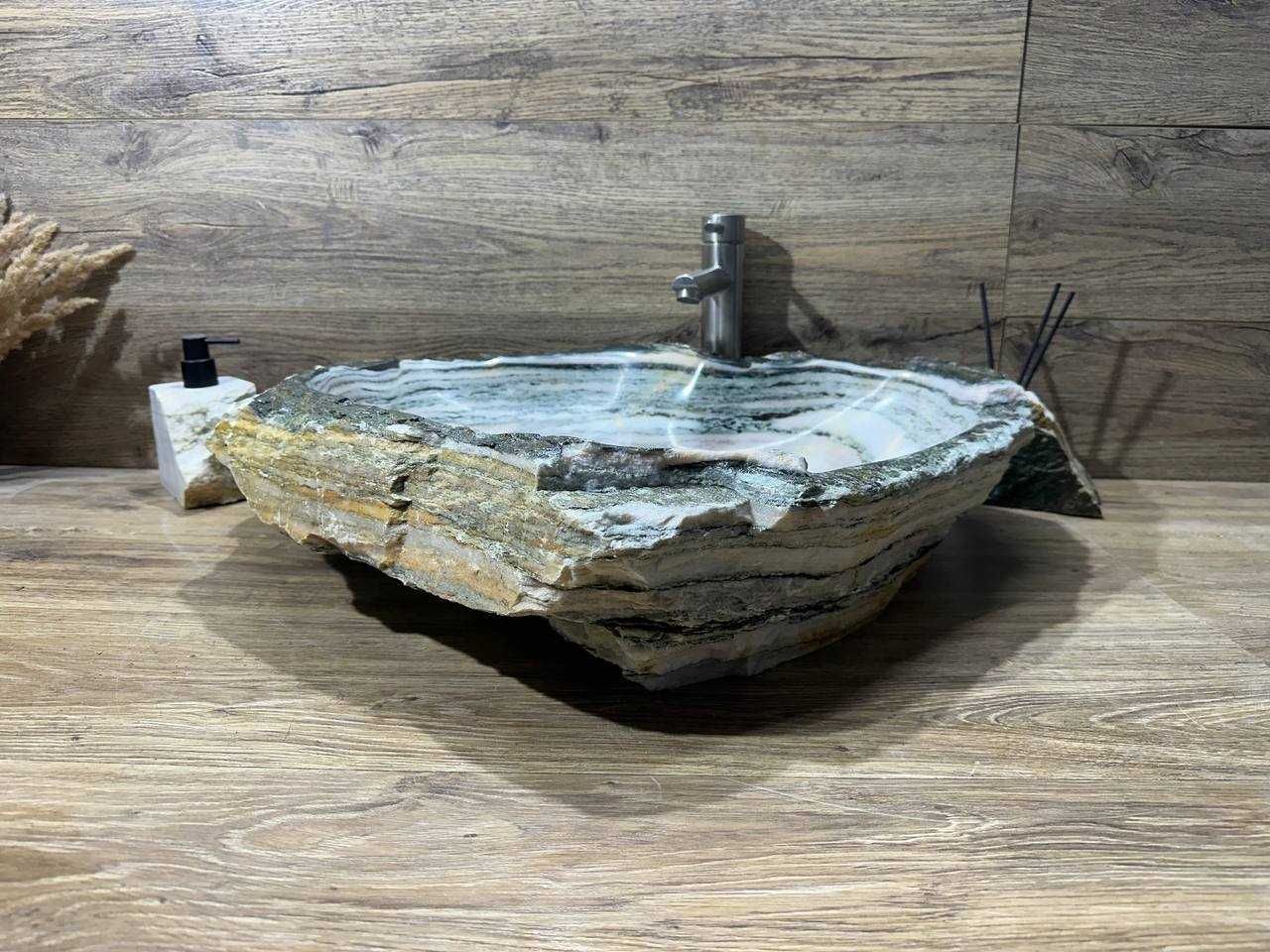 Раковина в ванную из натурального мрамора.