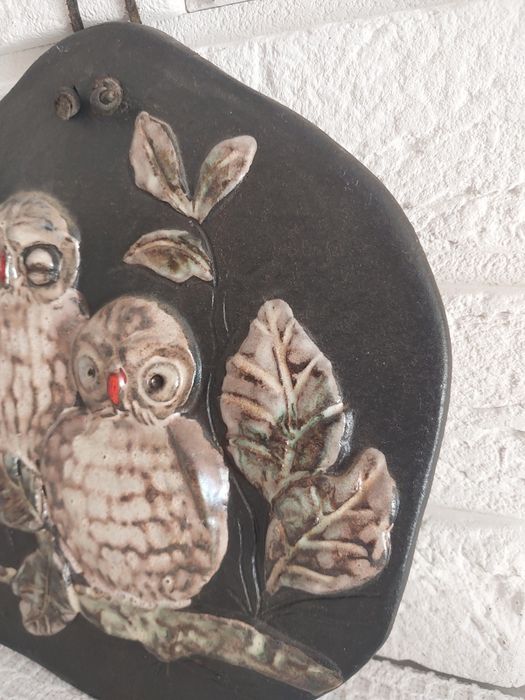 Sowy ceramiczny dekor ścienny.