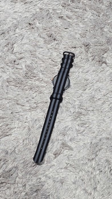 Relógio Preto com Pulseira com Riscas Cinzentas e Pretas