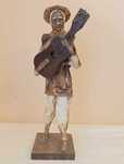 Figura artesanato homem, com violão - papel maché