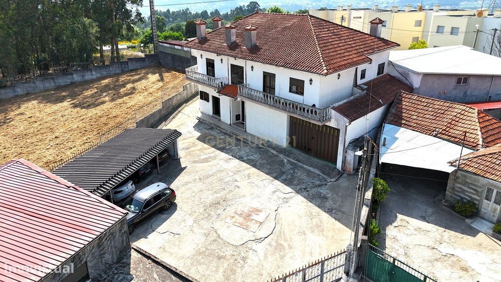 Prédio com 3 Apartamentos, com viabilidade para mais 3 apartamentos, c