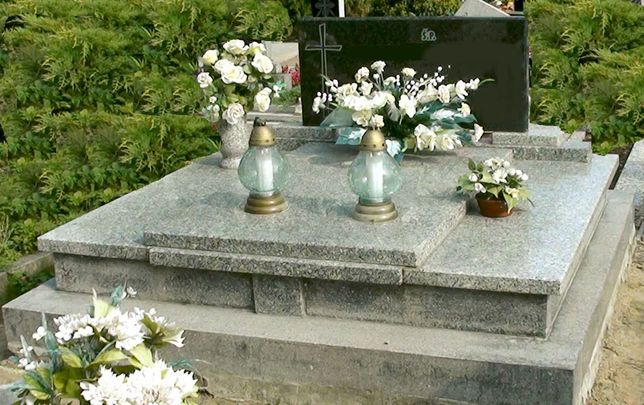 płyty biały granit z pomnika i wazon