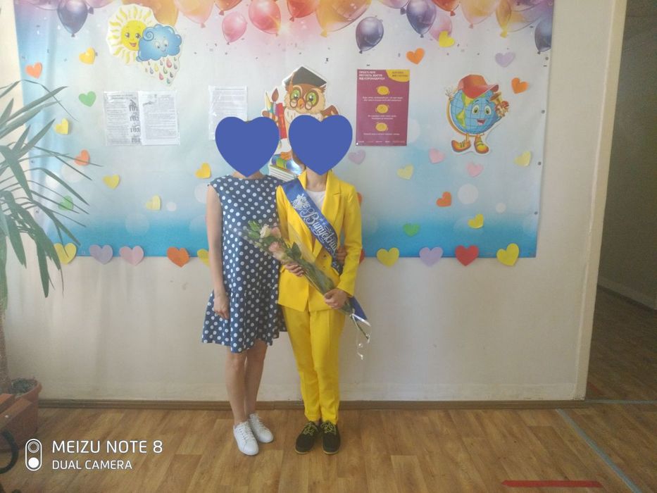 Стильный яркий брючный костюм