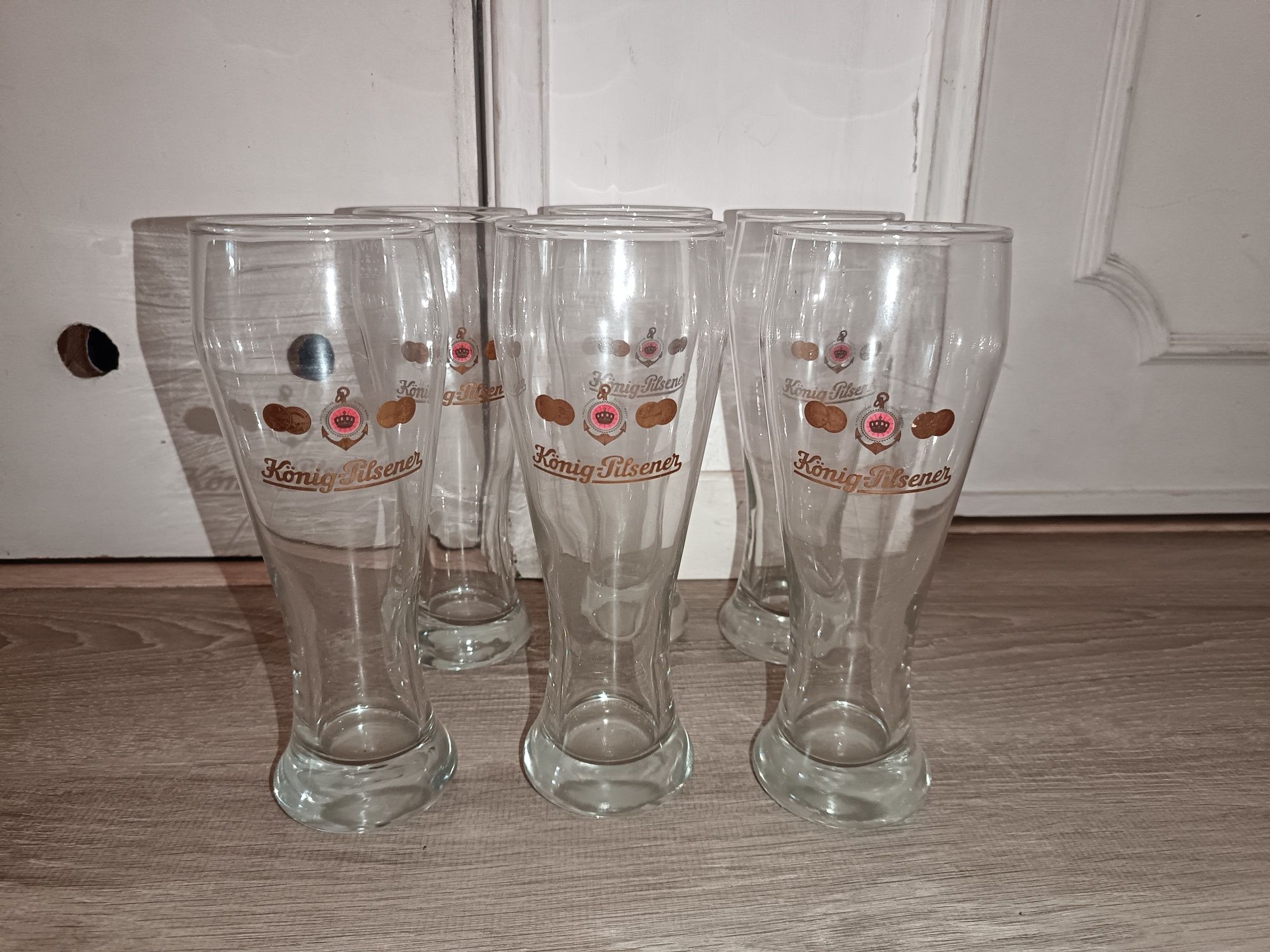Vendo 6 copos de cerveja