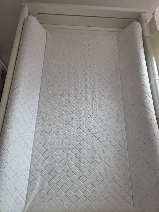 biały drewniany przewijak Gulliver ikea dwie półki z nakładką na przew