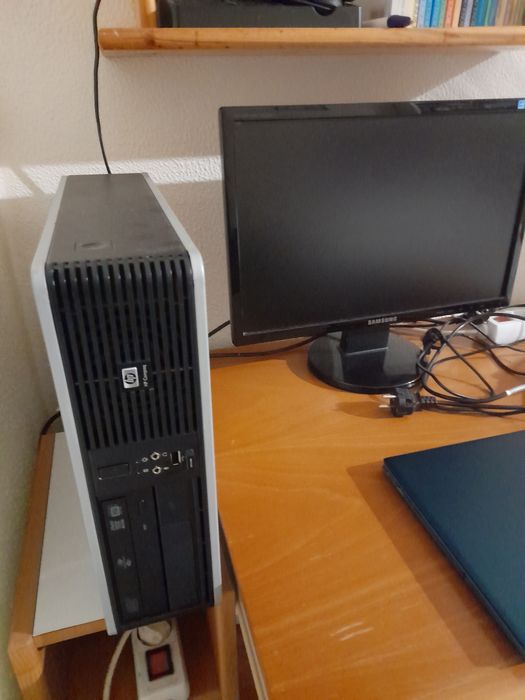 Computador de secretária c/ acessórios.