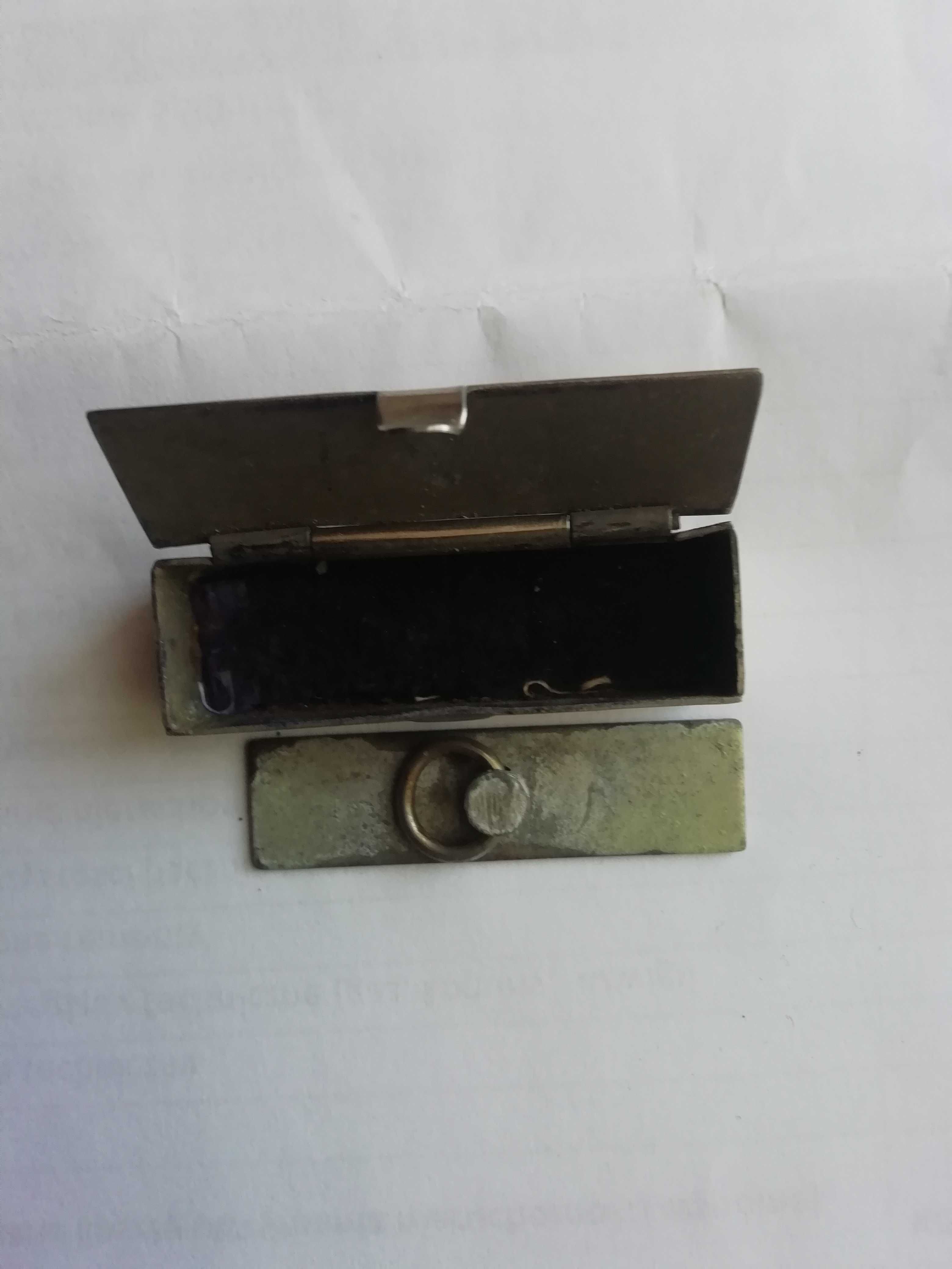 pudełko metalowe , chromowane z pieczątką pochodzące z czasów PRL