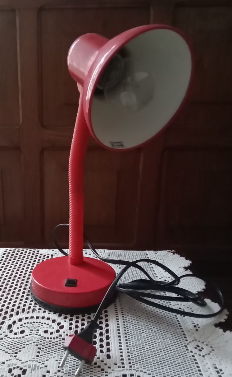 Czerwona lampa biurkowa, metalowa PRL vintage