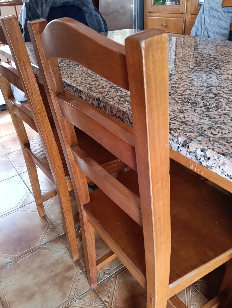 Mesa de cozinha com cadeiras