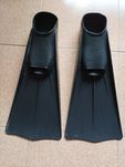 Vendo 2 pares de barbatanas,de mergulho,ou caça submarina.