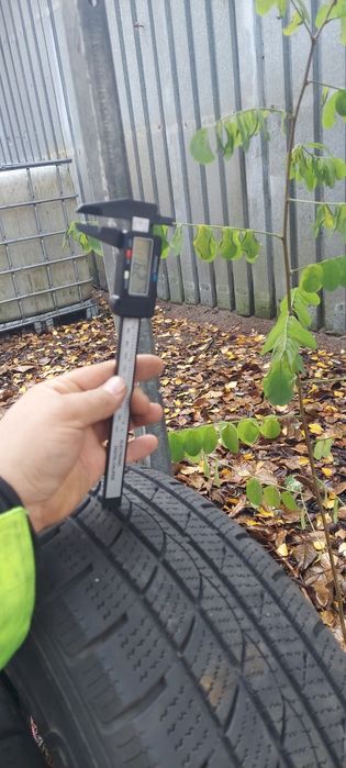 Opony 235/60R18 zimowe ładny bieznik