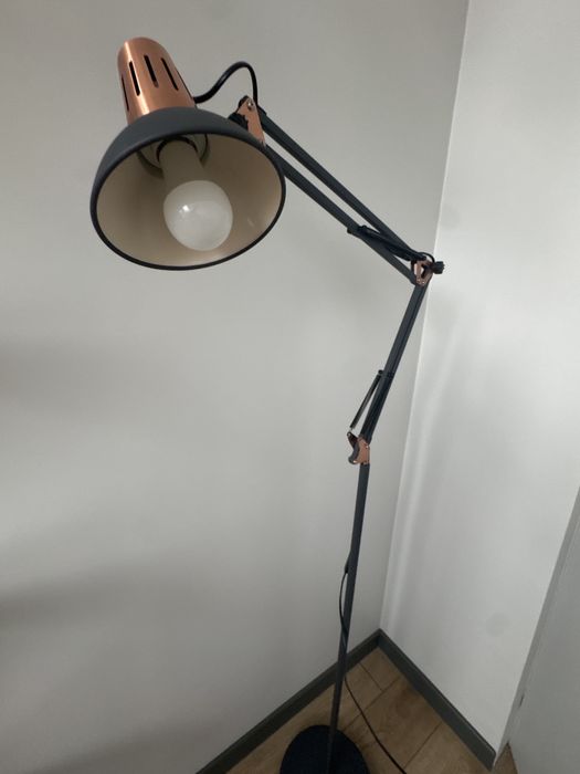 Lampa stojąca regulowana
