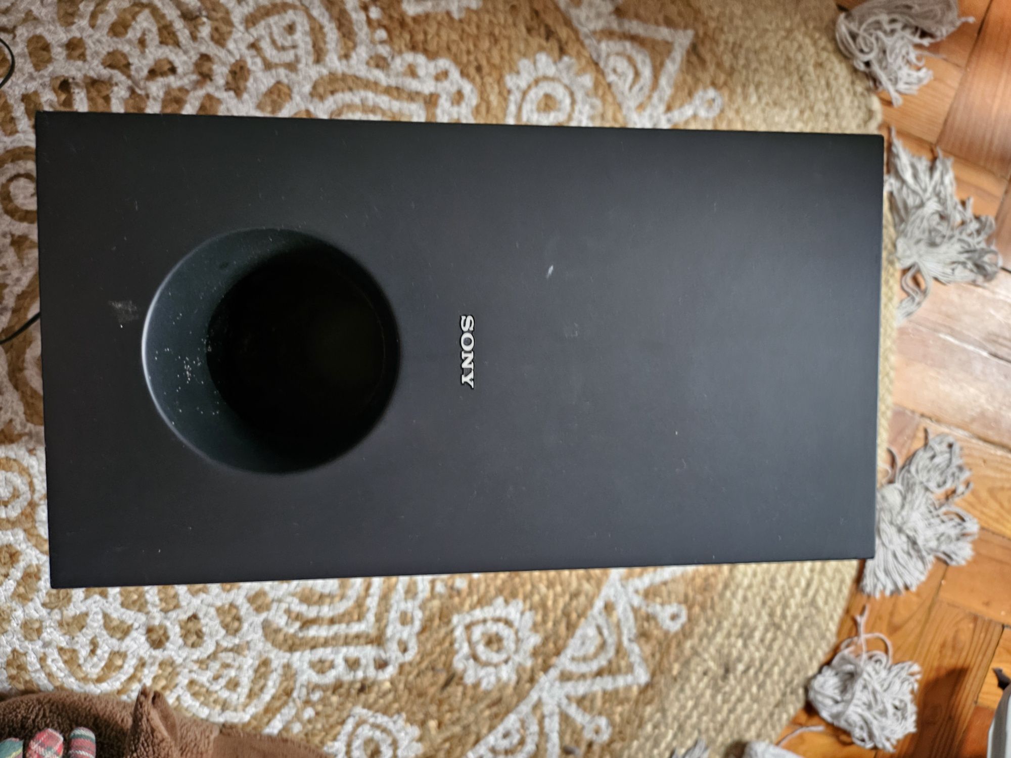 3 Colunas 1 central   para sistema de som com sub incluído.