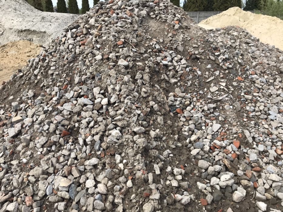 Ziemia przesiewana, piach, kruszywo, gruz kruszony . Transport .