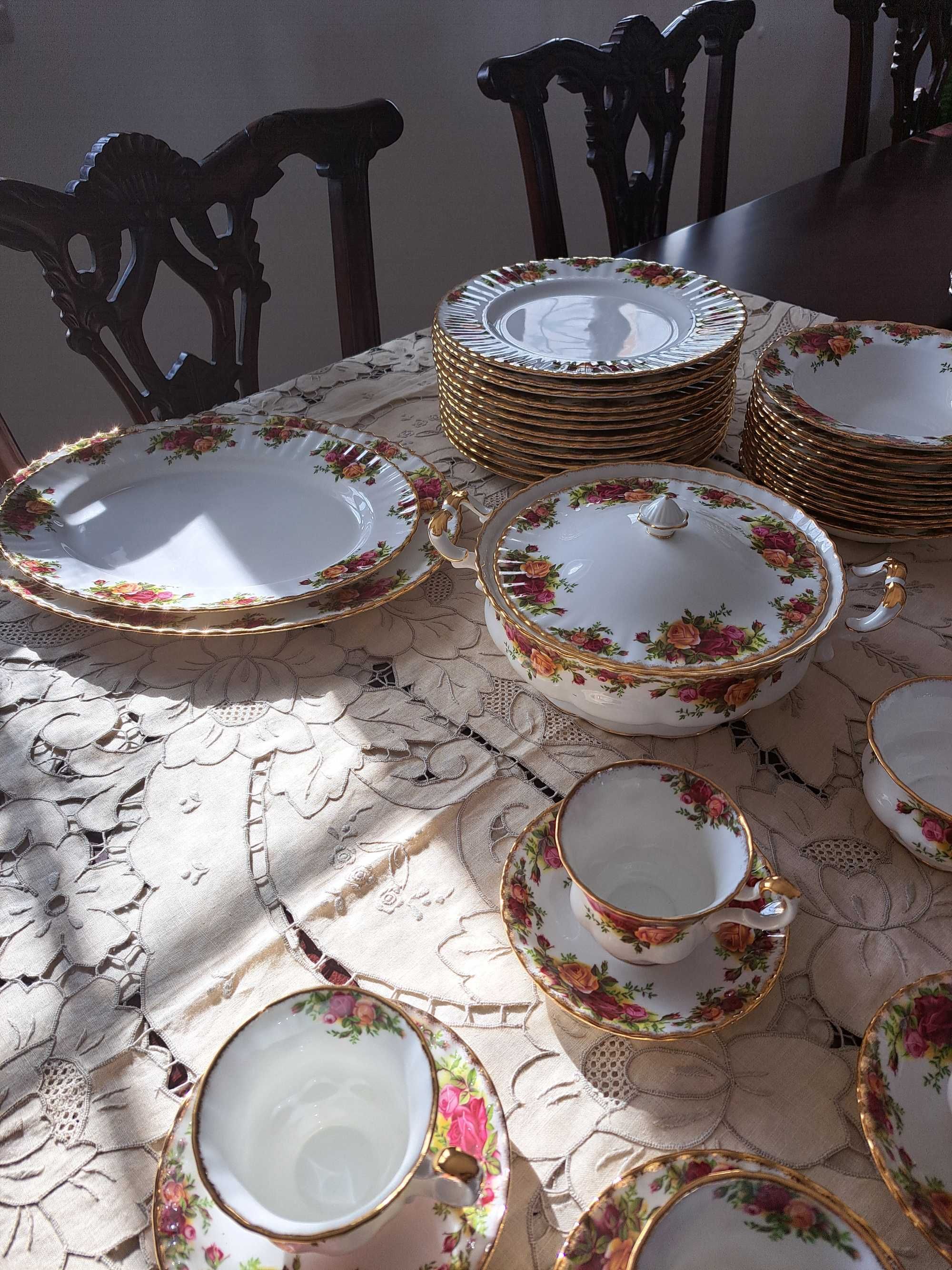 Conjunto de jantar e Chá em porcelana Inglesa  Old Country Roses
