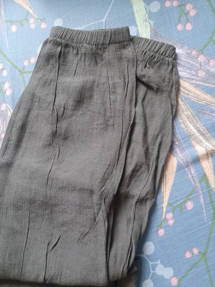 Zielone khaki spodnie na lato