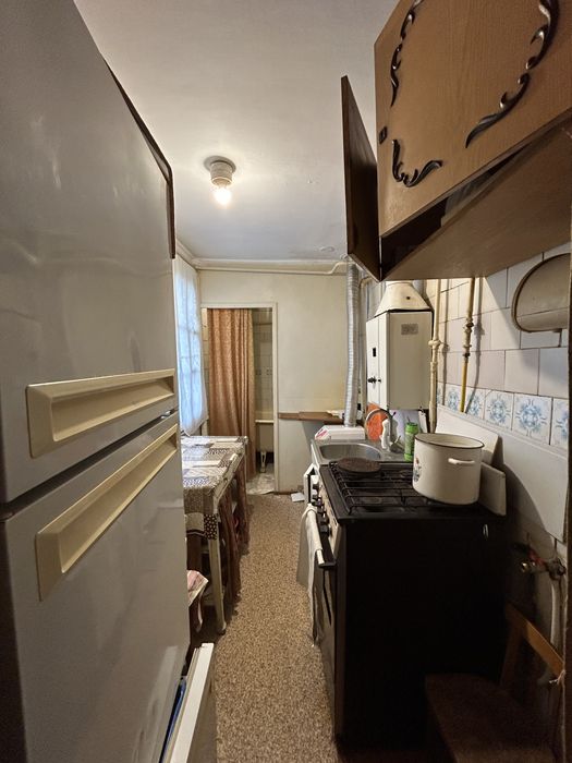 Центр, фасадна частина будинку по вулиці Юрка Тютюнника (Войкова)