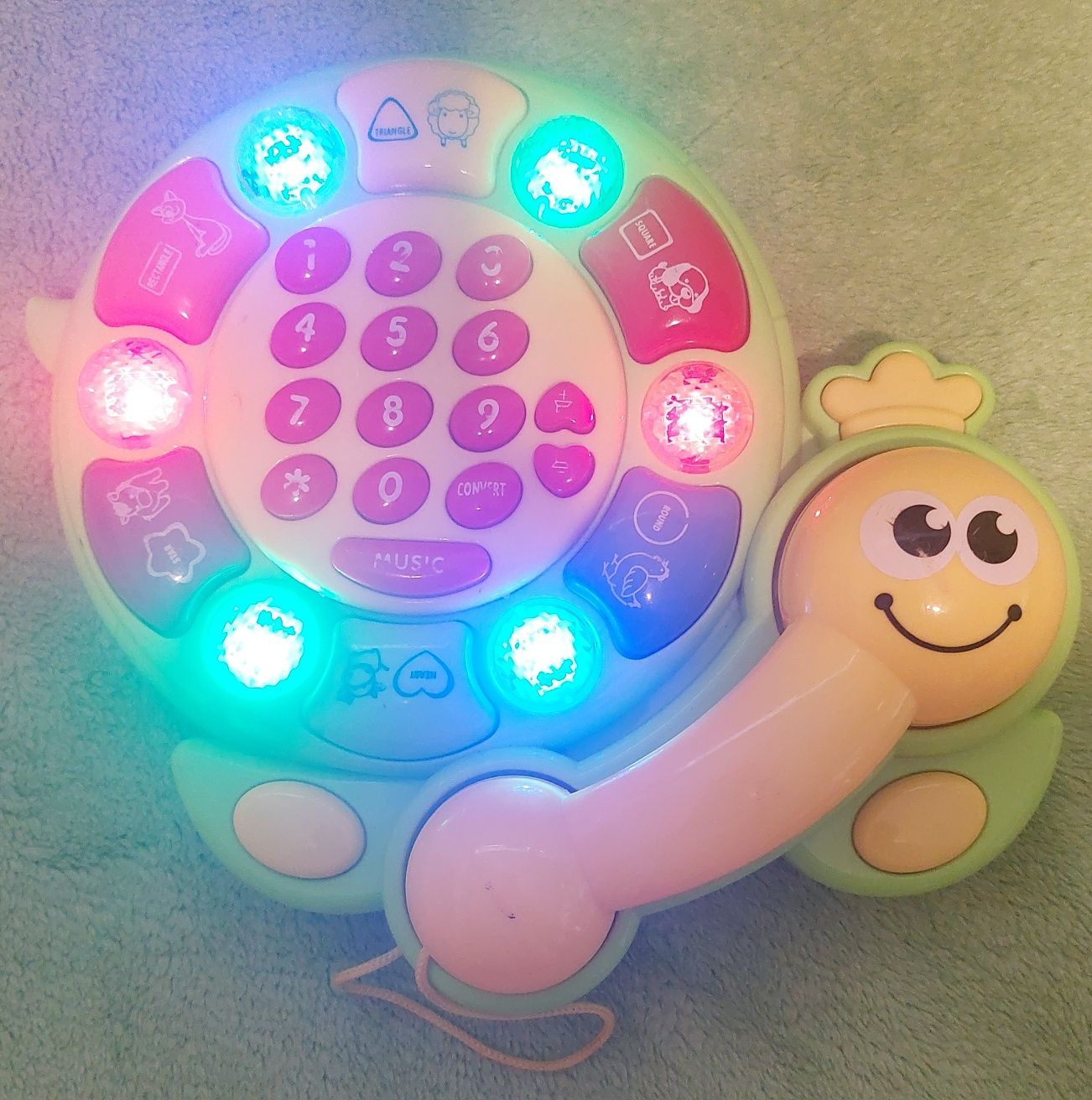 Zabawka telefon gra i świeci