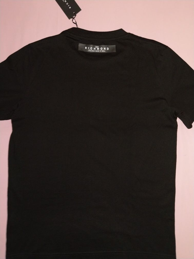 T-shirt męski marki John Richmond.