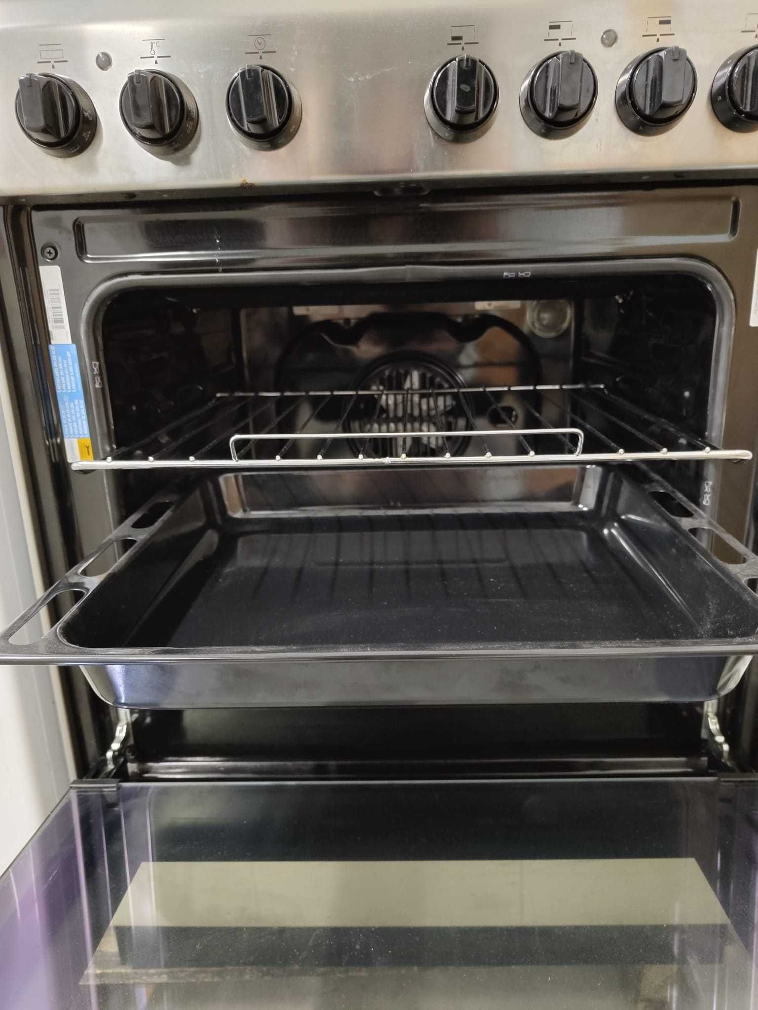 Fogão/forno INDESIT elétrico vitrocerâmica, Classe A, Cor Inox