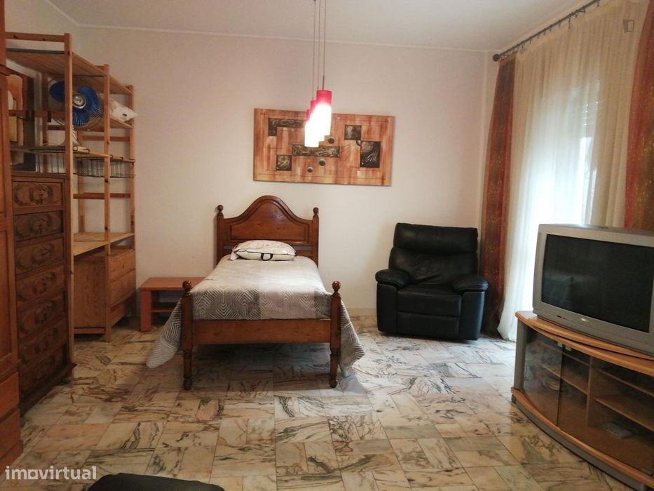 665779 - Nice single bedroom next to...