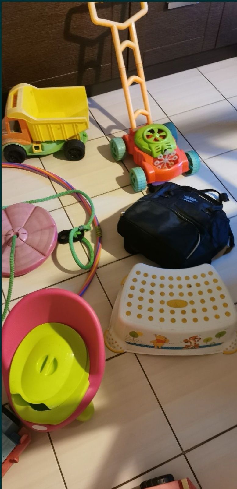 Huśtawka, lampki solarna, podstawka do WC i wiele innych TANIO!