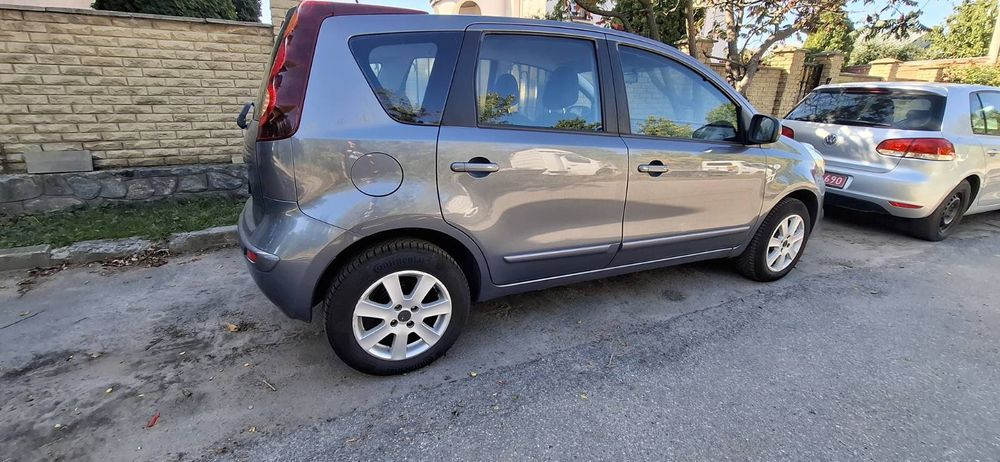 Нісан ноте 2009 .