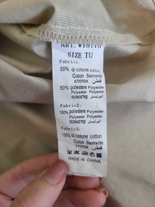 Camisa Bege com Chanel Cruzado Branco e Rosa