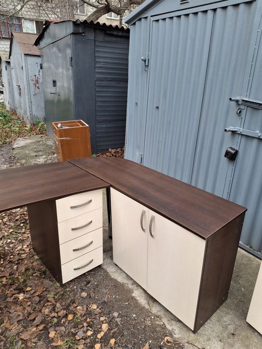 Продам два комплекти офісної меблі і угловий стіл