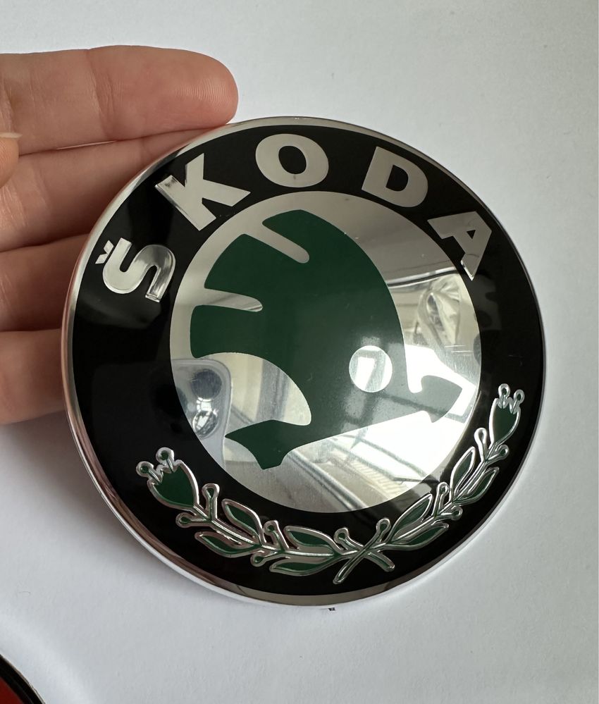 Значок на капот багажник Skoda емблема Шкода шильдік логотип значок