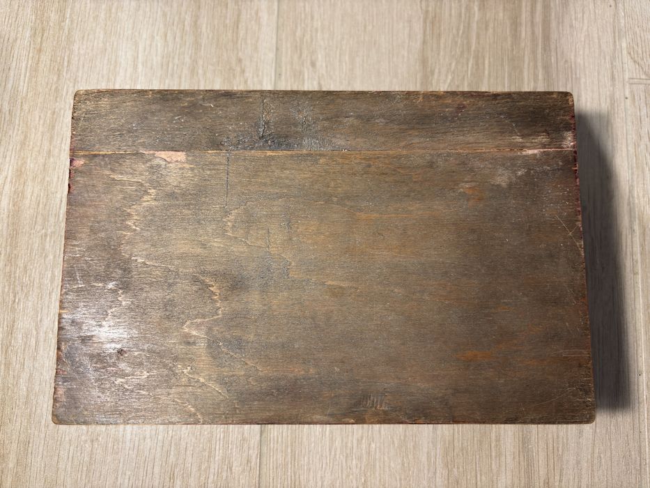 Drewniana szkatułka z ozdobnym grawerem, vintage