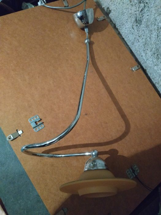 Lampy wiszące na srebrnych pałąkach