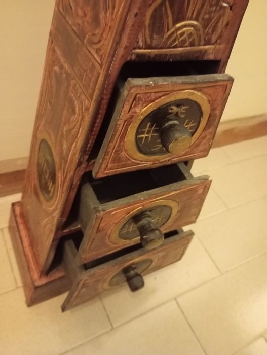 Pequeno móvel pirâmide de madeira