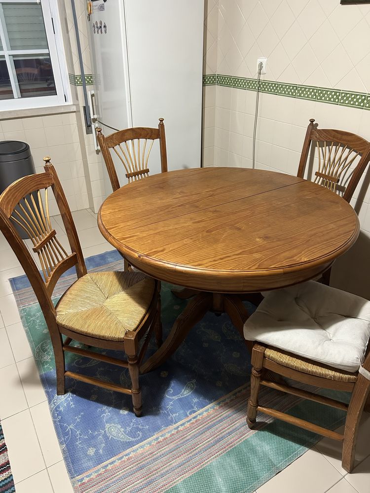 Mesa e 4 cadeiras - madeira