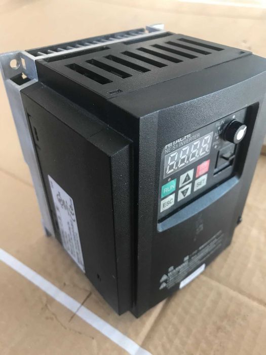 Nowy falownik Hitachi NES1 022HBE z panelem sterowniczym