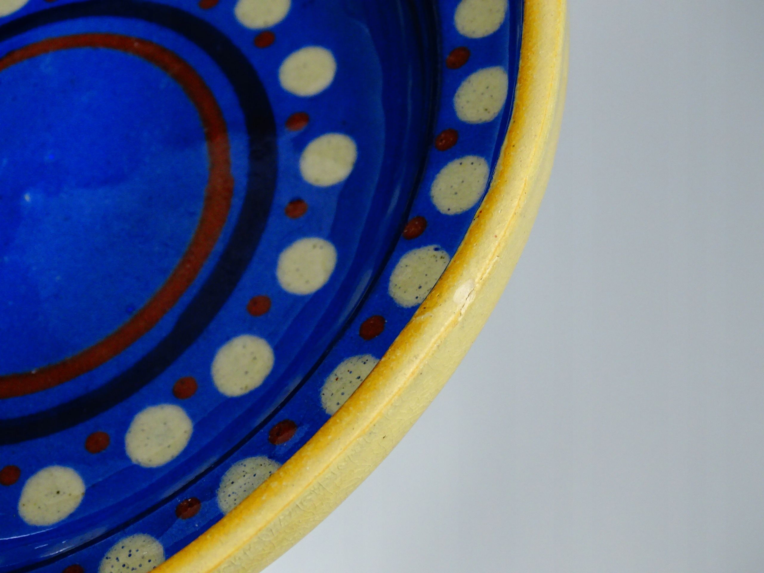 stary ręcznie malowany talerz ceramiczny
