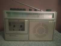 Stary radiomagnetofon Hitachi TRK 5501L.