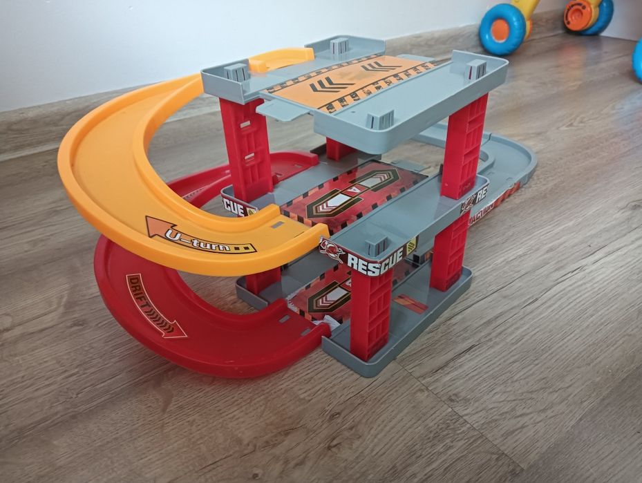 Zjeżdżalnia garaż dla samochodzikow dla chłopca