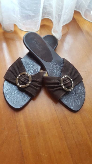 Sandália tipo chinelo, em pele de camurça castanha e cristais