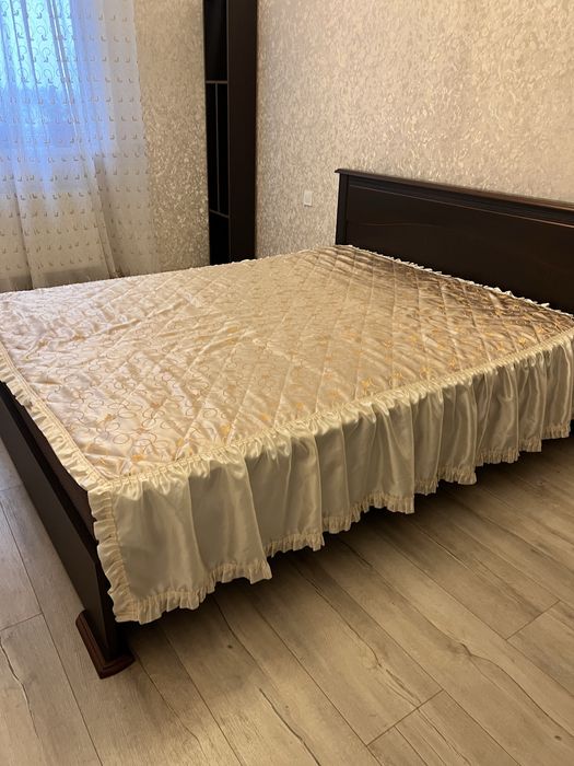 Ліжко та тумба під телевізор