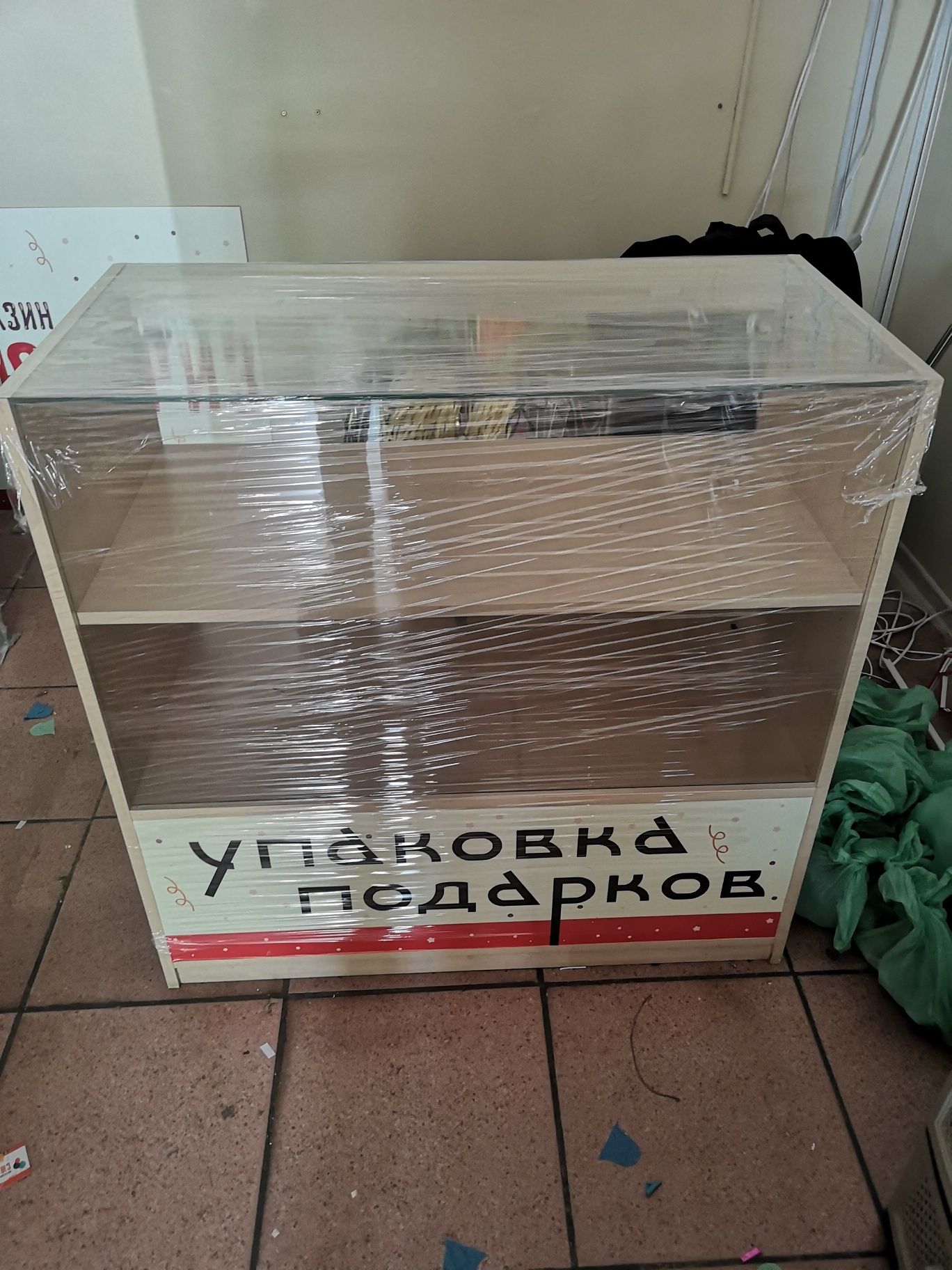 Распродажа! Шкаф для офиса, для товара, в магазин, витринный шкаф